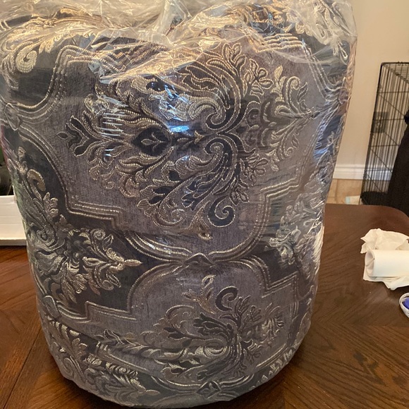 Bedding J Queen Comforter Bought At Macys King Size Black And Gold